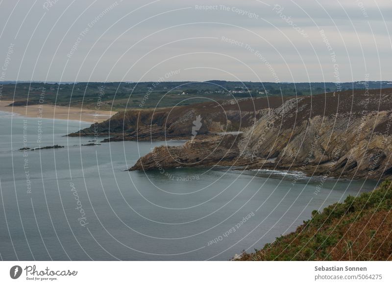 Küste bei Cap de la Chevre mit schöner Heidelandschaft, Crozon, Parc naturel regional d'Armorique, Bretagne, Frankreich MEER Klippe reisen Landschaft Wasser