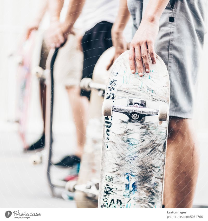 Jungen skateboarden auf der Straße. Städtisches Leben. Skateboard Skater Menschen Skateboarding im Freien Aktion Skateboarderin extrem aktiv Schlittschuh