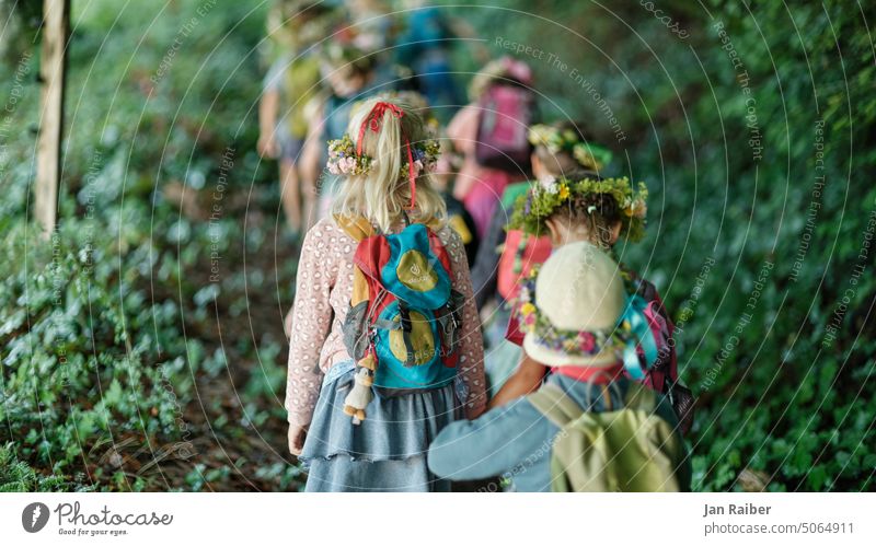 Johanni-Feier im Kindergarten Blumen Blumenkränze Blumenkranz Waldorf Waldorfkindergarten Farbfoto Mädchen Sommer schön Rucksack