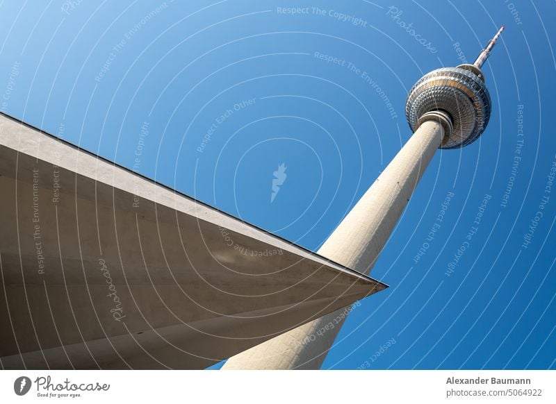 Fernsehturm in Berlin, Deutschland Turm Wahrzeichen Spiegel Architektur FERNSEHER Alexanderplatz Großstadt Fernsehen Himmel urban Struktur reisen Gebäude modern