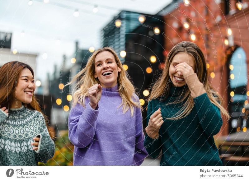 Eine Gruppe von Freundinnen hat Spaß in der Stadt echte Menschen offen Frau Mädchen jung Erwachsener Freunde Freundschaft Frauenpower Großstadt urban Stadtleben