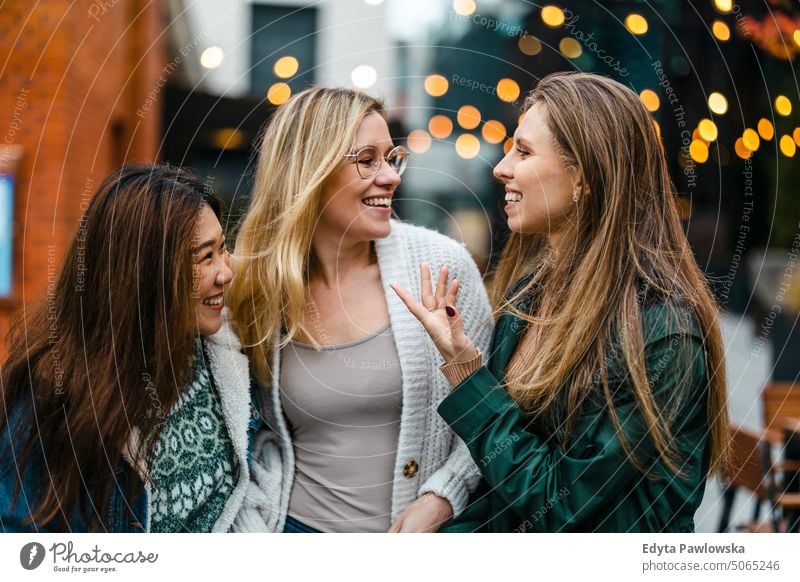 Eine Gruppe von Freundinnen hat Spaß in der Stadt echte Menschen offen Frau Mädchen jung Erwachsener Freunde Freundschaft Frauenpower Großstadt urban Stadtleben