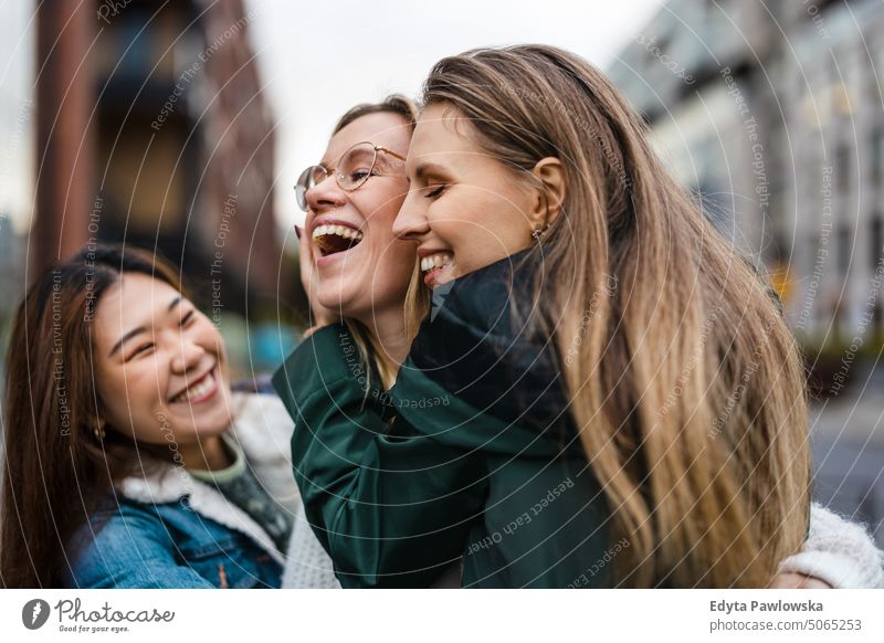 Eine Gruppe von Freundinnen hat Spaß in der Stadt echte Menschen offen Frau Mädchen jung Erwachsener Freunde Freundschaft Frauenpower Großstadt urban Stadtleben