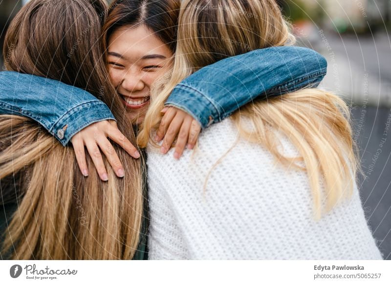 Beste Freunde treffen sich auf der Straße echte Menschen offen Frau Mädchen jung Erwachsener Freundschaft Freundinnen Frauenpower Spaß Großstadt urban