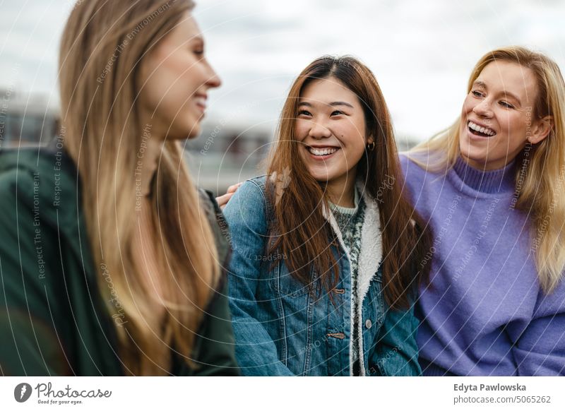 Eine Gruppe von Freundinnen hat Spaß in der Stadt echte Menschen offen Frau Mädchen jung Erwachsener Freunde Freundschaft Frauenpower Großstadt urban Stadtleben