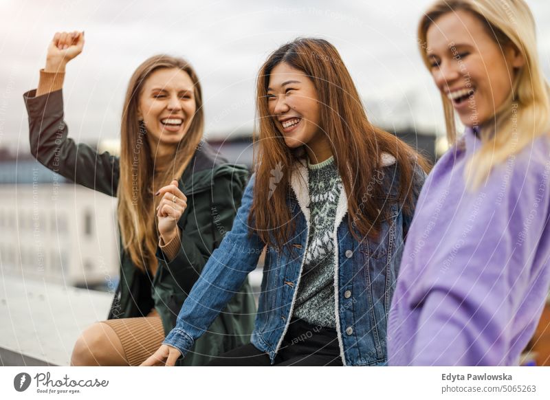 Eine Gruppe von Freundinnen hat Spaß in der Stadt echte Menschen offen Frau Mädchen jung Erwachsener Freunde Freundschaft Frauenpower Großstadt urban Stadtleben