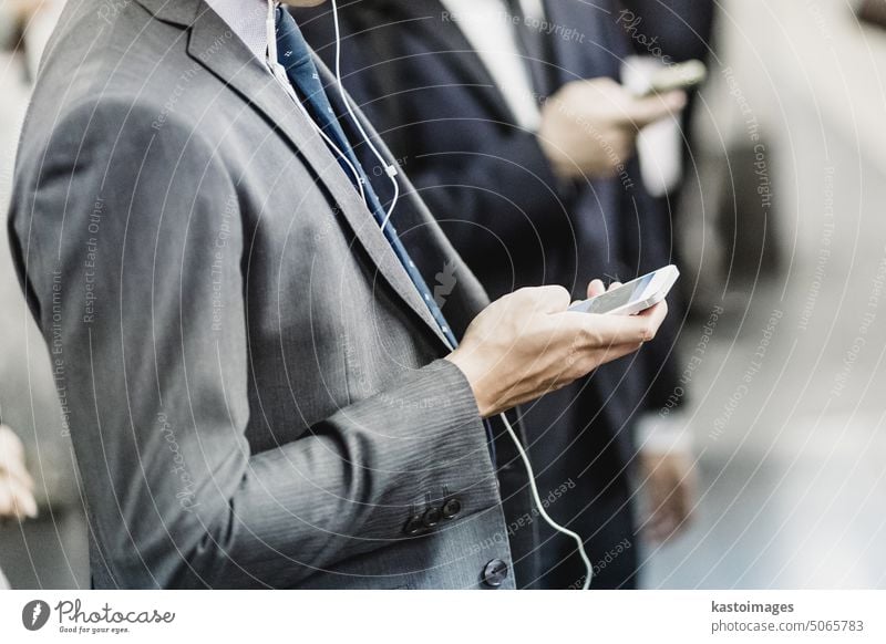 Geschäftsleute benutzen ihre Handys in der U-Bahn. Telefon Funktelefon Verkehr Smartphone Zug Business Transport benutzend Öffentlich Menge Station