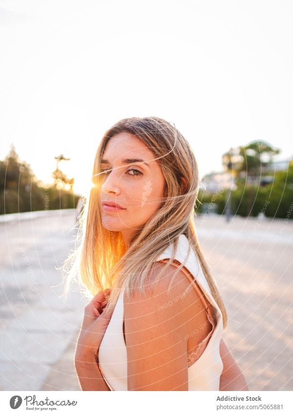 Frau stehend im Park bei Sonnenuntergang Wochenende Sommer Abend Vorschein jung Sonnenschein blond Abenddämmerung Dämmerung sorgenfrei Persönlichkeit Stil