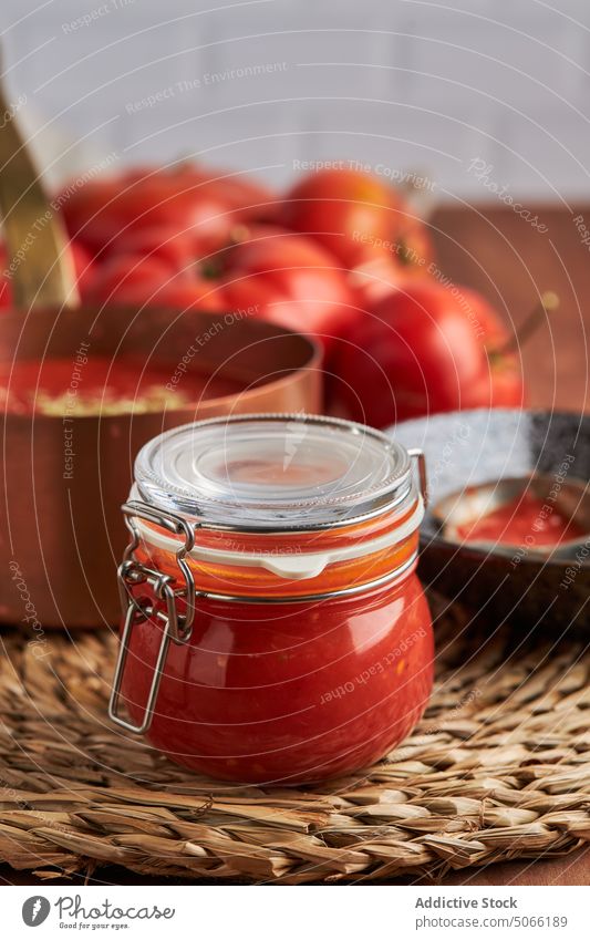 Glasgefäß mit Tomatensauce Saucen Bestandteil heimwärts Küche kulinarisch frisch Lebensmittel Unterlage gewebt natürlich organisch Veganer geschmackvoll