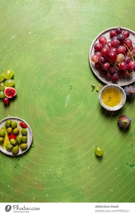 Holztablett mit reifen Früchten Traube rot frisch Haufen Feige Frucht süß Lebensmittel gesunde Ernährung natürlich organisch Saison Vegetarier Dessert Vitamin