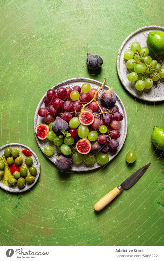 Holztablett mit reifen Früchten Traube rot frisch Haufen Feige Frucht süß Lebensmittel gesunde Ernährung natürlich organisch Saison Vegetarier Dessert Vitamin