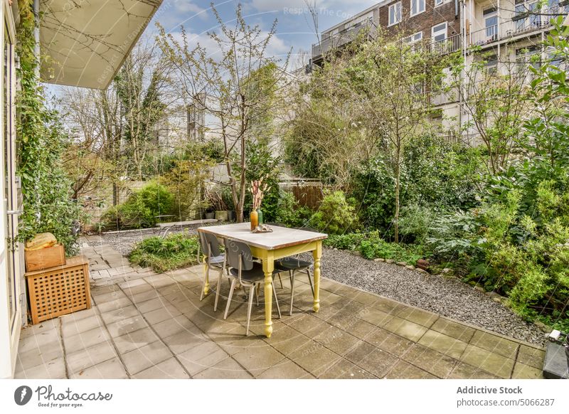 Hinterhof des Hauses mit Tisch Terrasse Gebäude Pflanze Vorstadt wachsen Hof Stil Stuhl Sitz vegetieren Anwesen Grün Sommerzeit wohnbedingt Umwelt Gegend