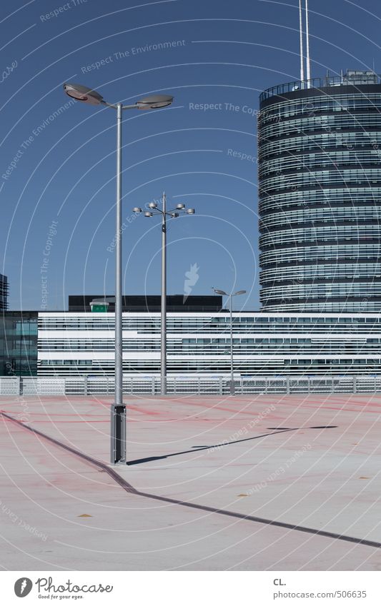 deck Himmel Wolkenloser Himmel Schönes Wetter Stadt Menschenleer Hochhaus Platz Parkhaus Gebäude Architektur Mauer Wand Fassade Dach parken Parkplatz