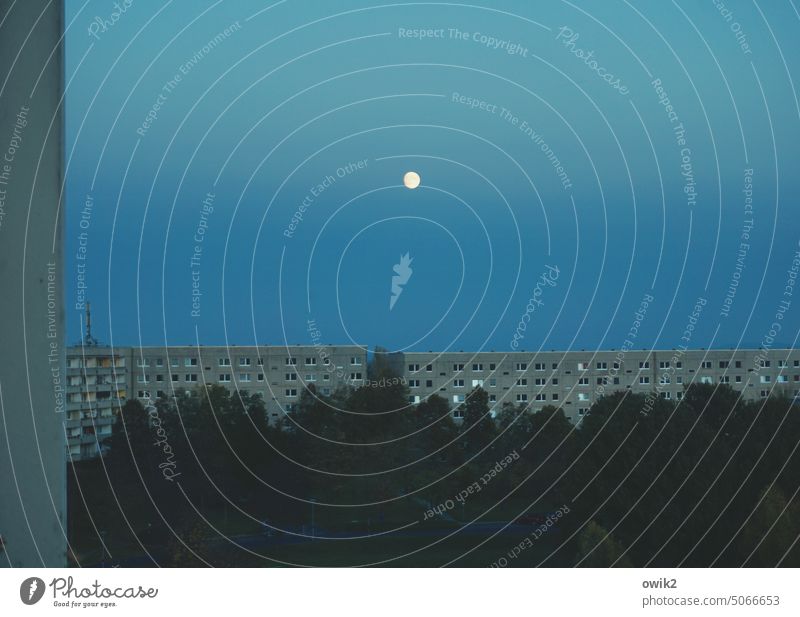 Scheinwerfer Mond Mondschein Abend Nacht Dämmerung Low Key Totale Silhouette Menschenleer Außenaufnahme Bautzen Plattenbau Haus dunkel leuchten blau Fenster