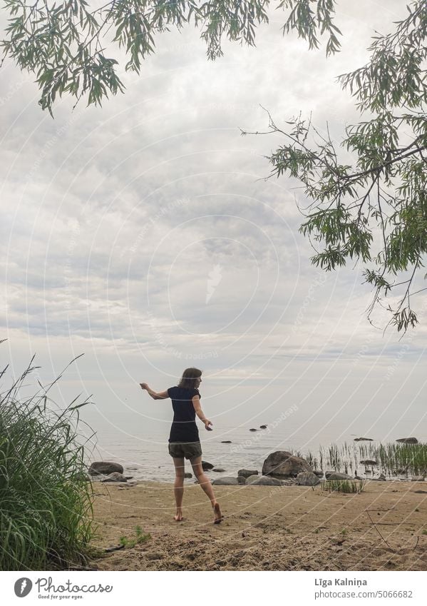 Mädchen tanzt am Strand im Sommer Urlaub Urlaubsort Urlaubsgrüße Erholung Natur Farbfoto Urlaubsstimmung Ferien & Urlaub & Reisen Außenaufnahme Meer Sand Küste