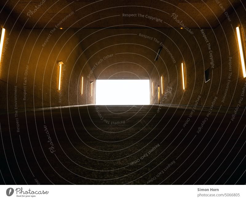 Auffahrt in helles Licht Rampe Tunnel Aufgang nach oben Tunnelblick Ende Licht am Ende des Tunnels Wege & Pfade Helligkeit Hoffnung Durchgang Verkehr Eingang