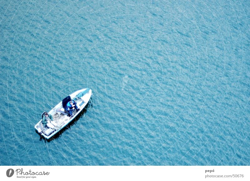 wir sitzen alle im selben boot Wasserfahrzeug Angeln Mann See Meer Wellen Schwimmweste Motorboot Ruderboot blau Fisch Angelköder Kahn