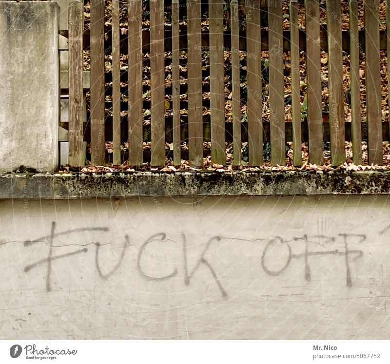 Fuck off trist Schimpfwort fuck off Konflikt & Streit Aggression rebellisch Ärger Wut Frustration Subkultur Politik & Staat grau Schriftzeichen Mauer Graffiti