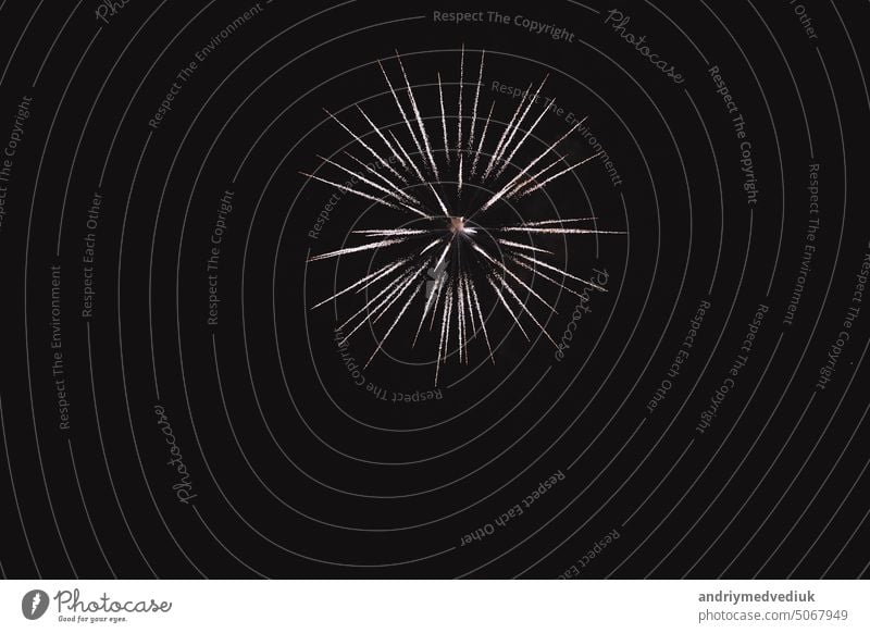 Festlicher mehrfarbiger Gruß auf dem Hintergrund der dunkle Nachthimmel. Gruß von den Pyrotechnikern. schön hell feiern Feier Farbe Veranstaltung Explosion
