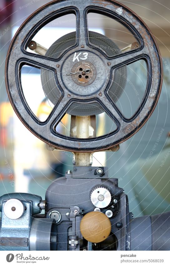 herzlich willkommen im falschen film! Projektor Kino analog Kinofilm Leinwand Spule falscher Film vintage Filmindustrie Kultur Filmmaterial retro Medien