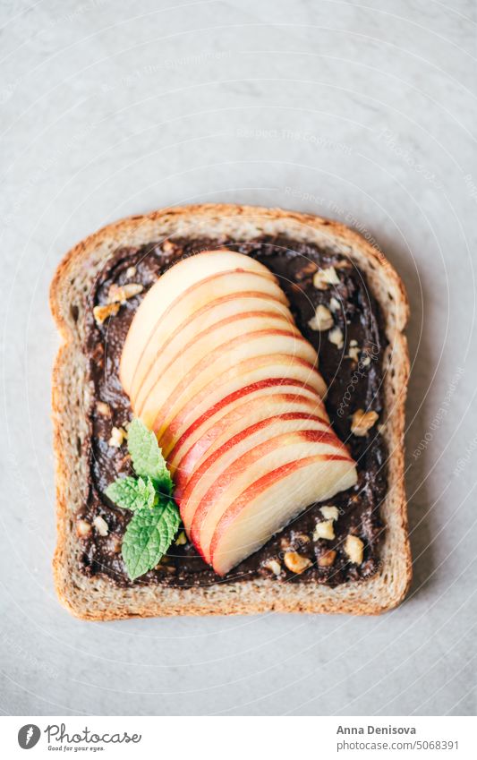 Gesundes offenes Sandwich Belegtes Brot Nussbutter Gesundheit Snack Erdnussbutter Mandel Cashewnuss Vollkornbrot Kirsche Pfirsich Apfel Blaubeeren Banane Kiwi