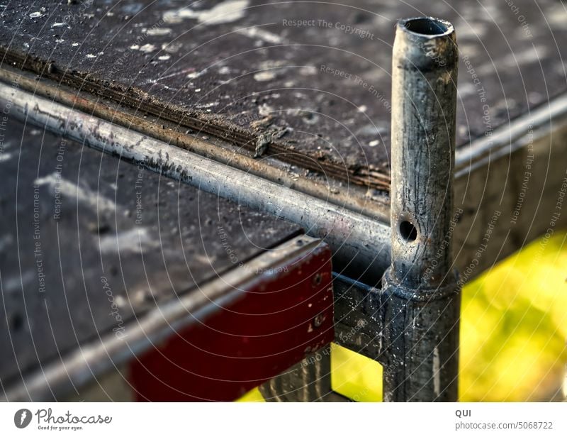 Baugerüst.... gut, wenn man eins hat Bauen Handwerk Gerüst Bokeh Linien Metall Grau Herbst Baustelle Saison Kontrast Fassade Renovieren Sicherheit Haus