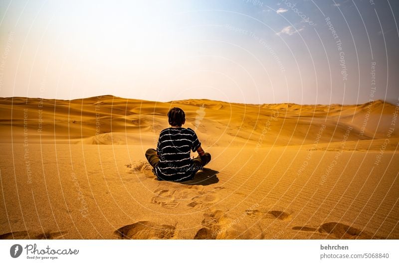 orte, die etwas bedeuten | wenn es magisch wird träumen staunen ausblick Aussicht Kindheit Sohn Junge Namibia Afrika Wüste Sand weite Ferne Fernweh Sehnsucht