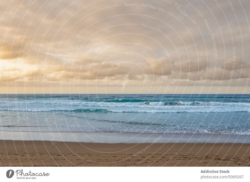 Stürmische See gegen bewölkten Himmel MEER winken Unwetter Strand Sonnenuntergang wolkig schäumen Wetter bedeckt Meer rollen Meereslandschaft Ufer Wasser Küste