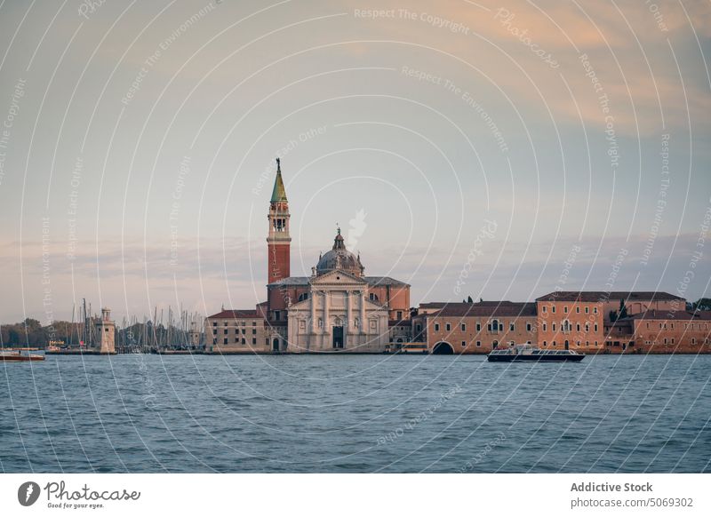 Alte Kirche gegen bewölkten Himmel Wasser wolkig Symmetrie historisch Insel Religion Venedig Italien il redentore Kathedrale Architektur Ufer Abend Kanal