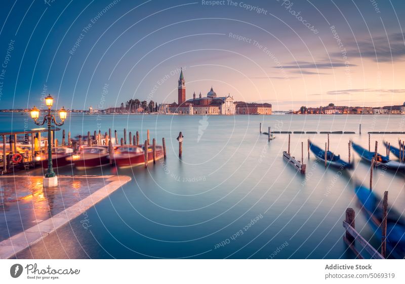 Gondeln in der Nähe der historischen Kirche am Abend Gondellift Wasser Insel Tradition Pier Maure reisen Himmel Venedig Italien San Giorgio Maggiore