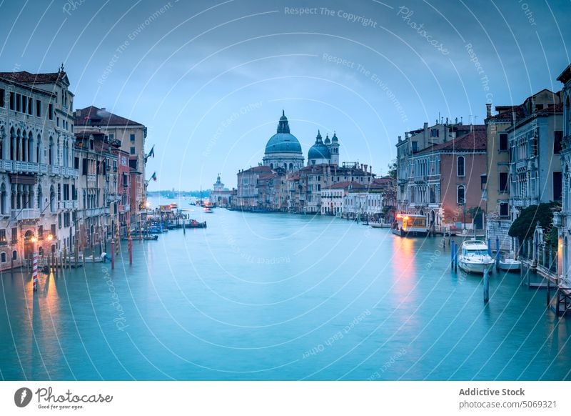 Canal Grande mit Basilika und alten Gebäuden in der Abenddämmerung Kanal Architektur Venedig Stadtbild Sightseeing Erbe Wahrzeichen Großstadt Italien