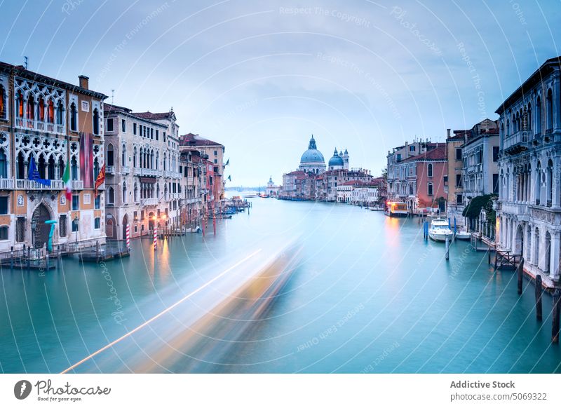 Canal Grande mit Basilika und alten Gebäuden in der Abenddämmerung Kanal Architektur Venedig Stadtbild Sightseeing Erbe Wahrzeichen Großstadt Italien