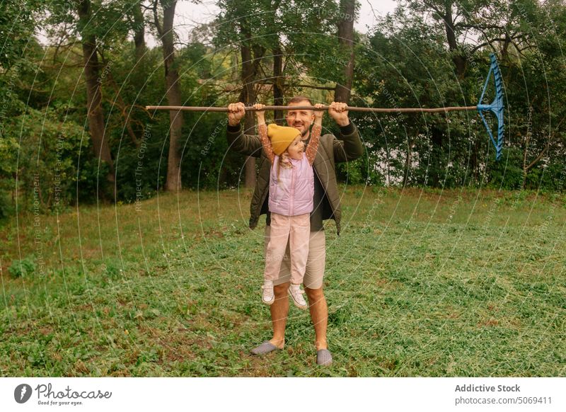 Vater und Tochter spielen mit dem Regal Ablage Bauernhof Glück heben Zusammensein Landschaft Lächeln Mann Mädchen Optimist positiv lässig Eltern Liebe Lifestyle