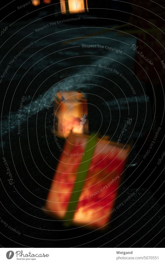 Leuchtende, sich in Bewegung befindende Papierlaternen beim Martinsumzug vor dunklem Hintergrund Laternen Bewegungsunschärfe Nacht Lichter bei Nacht November