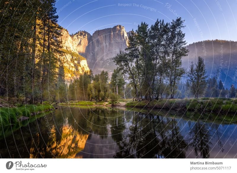 Der Merced River und die Yosemite Falls im Yosemite National Park, Kalifornien el capitan Fluss Natur Felsen USA Yosemite-Wasserfälle Yosemite NP Landschaft