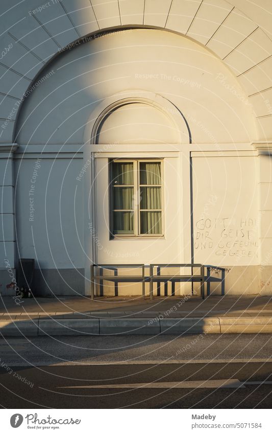 Altes weißes Gebäude mit Rundbogen und Sprossenfenster im Licht der Abendsonne am Affentorplatz im Stadtteil Sachsenhausen in Frankfurt am Main in Hessen