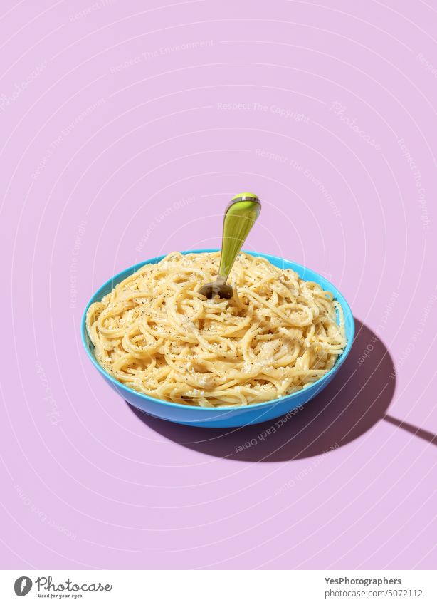 Käsespaghetti Schüssel isoliert auf einem lila Hintergrund Schalen & Schüsseln hell cacio e pepe Kohlenhydrate Farbe gekocht Textfreiraum kreativ Küche