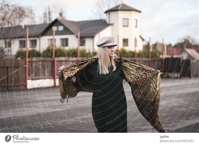 Menschen im Herbst. Elegante Frau in saisonaler Herbstkleidung, warmer Wolljacke und Fleece-Mütze Zubehör Accessoire Erwachsener Geschäftsfrau lässig Großstadt