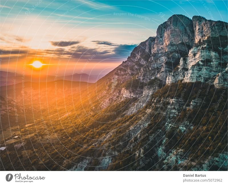 Herbstlandschaft bei Les Trois Becs in der Provence Drôme. Panoramalandschaft des Tals bei Sonnenuntergang. Kalksteinfelsen bedeckt mit Bäumen in Herbstfarben