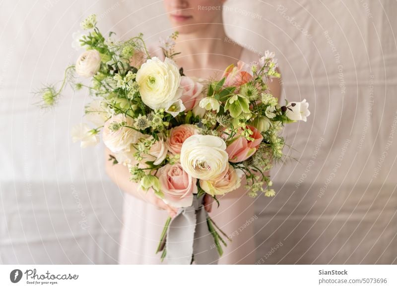 Frau hält einen Blumenstrauß. Tisch jung Kaukasier Halt Beteiligung Hände Hand Kleid weiß Vase Kerzen weich Licht Dekoration & Verzierung Hintergrund