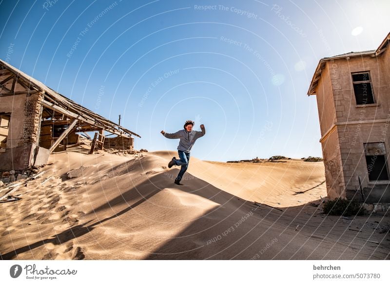 sandläufer alt kaputt zerstört Haus Naturgewalt zerfall Sonnenlicht Schatten Licht Sand Ruine Geisterstadt Kolmannskuppe Kolmanskop Lüderitz Klimawandel trocken