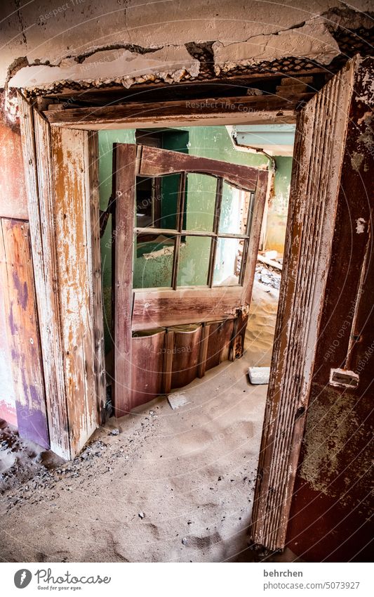 aus den angeln gehoben alt kaputt zerstört Haus Naturgewalt zerfall Sonnenlicht Sand Ruine Geisterstadt Kolmannskuppe Kolmanskop Lüderitz Klimawandel trocken