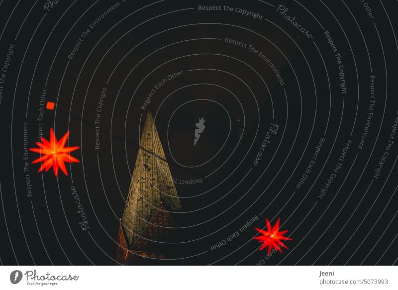 Kirchturm in fröhlicher Weihnachtsstimmung Kirche Weihnachten & Advent Stern Sterne rot Weihnachtsdekoration Weihnachtsbeleuchtung Weihnachtsmarkt leuchten