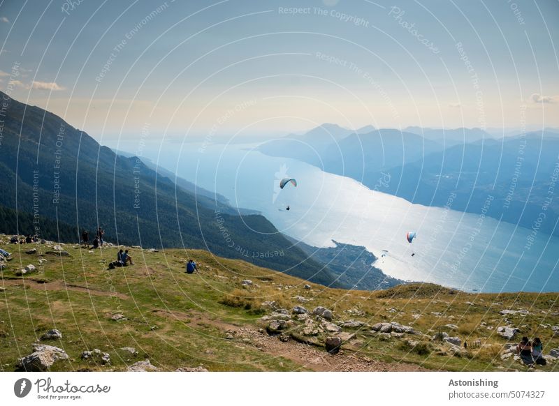 Blick vom Monte Baldo auf den Gardasee 3 See Natur Landschaft Aussicht Italien Berg Gebirge Gipfel Wiese Himmel Weite Gras Wasser Sonne gelb blau Wolken