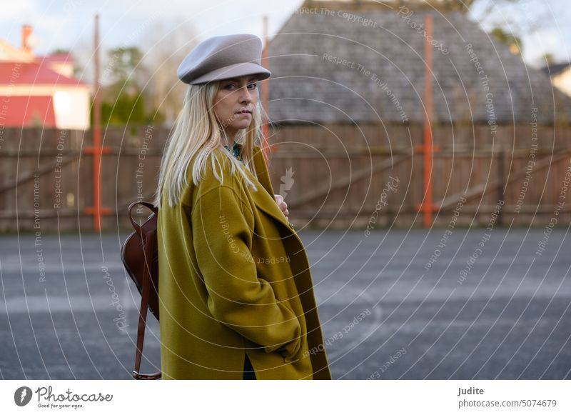 Elegante Frau in saisonaler Herbstkleidung, warmer Wolljacke und Newsboy-Mütze aus Fleece Zubehör Accessoire Erwachsener Geschäftsfrau lässig Großstadt