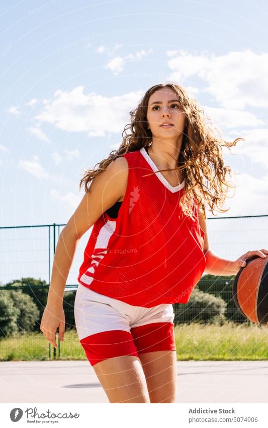 Kaukasische Frau spielt Streetbasketball auf dem Platz jung spielen Streetball Spieler Basketball Sportpark Gericht Ball Kaukasier Aktivität Bestimmen Sie