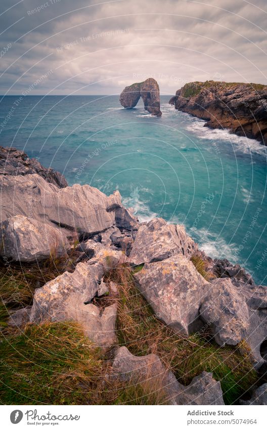 Felsformationen im endlosen Meer am bewölkten Himmel Meereslandschaft Landschaft MEER Klippe felsig Formation Felsen Asturien Umwelt rau Natur wolkig