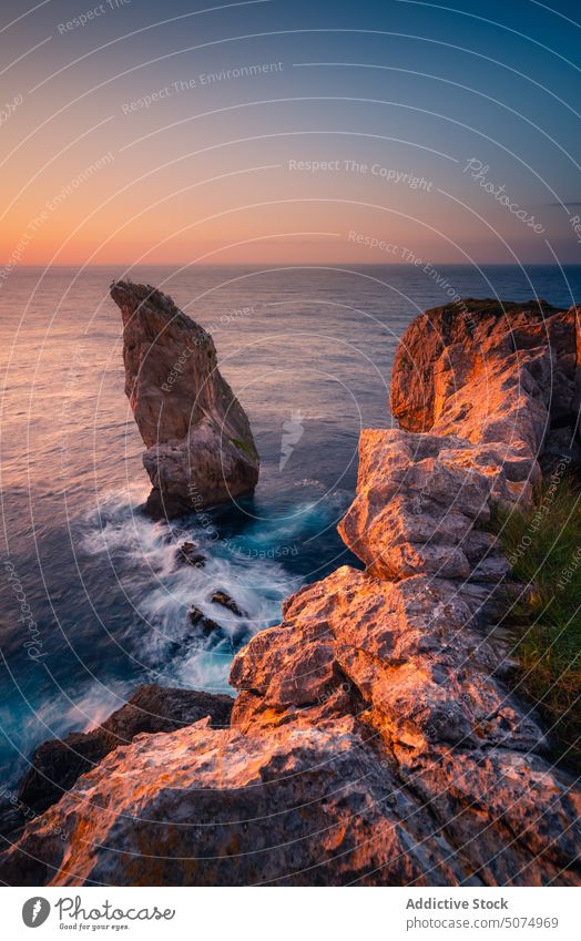 Felsformationen im endlosen Meer bei Sonnenuntergang Meereslandschaft Landschaft MEER Klippe felsig Formation Felsen Asturien Umwelt rau Natur wolkig