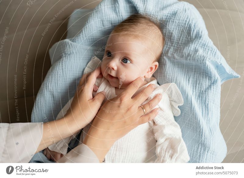 Anonyme Mutter mit Baby auf dem Sofa sitzend Liebe Morgen heimwärts Wochenende Angebot Wohnzimmer berühren Frau Mama Nachtwäsche Partnerschaft Elternschaft Kind