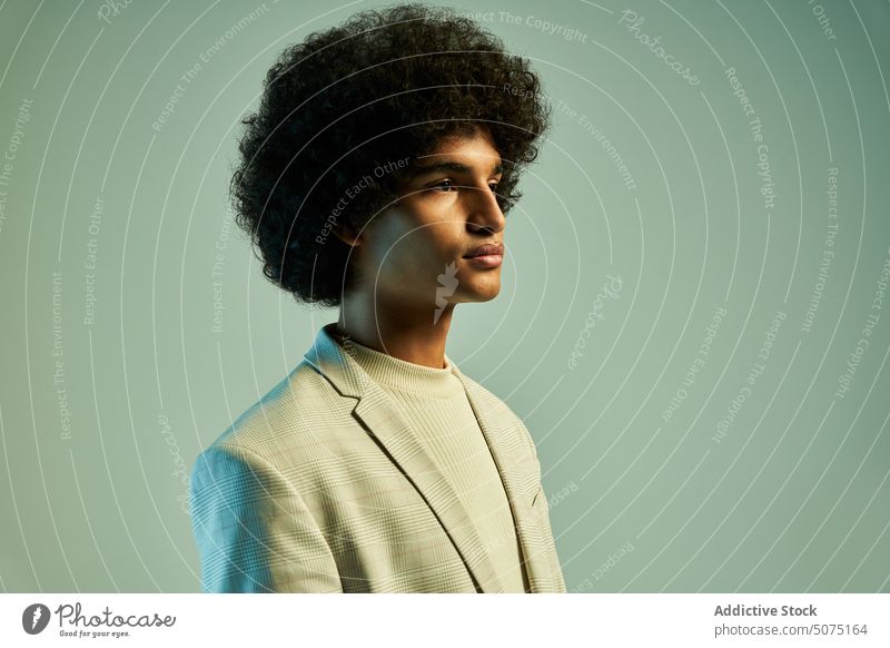 Stilvoller hispanischer Mann mit Afrofrisur Anzug Afro-Look Model unabhängig modern Outfit Charakter Individualität männlich jung ethnisch smart lässig